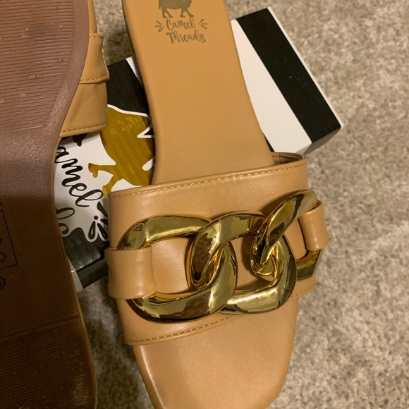Super cute boutique flat sandals BNWT - Picture 2 of 5